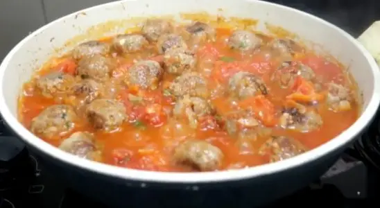 Almôndegas com aveia ao molho de tomate para uma refeição nutritiva e muito prática 4 almôndegas com aveia