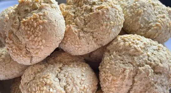 Bolacha de aveia e polvilho sem trigo que fica crocante, saudável e rende muito para o seu café 1 bolacha de aveia e polvilho