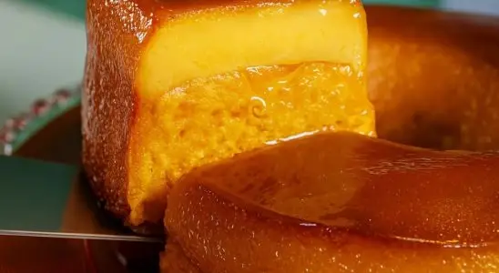 Bolo pudim de cenoura fofinho feito no liquidificador, a combinação perfeita de duas sobremesas clássicas 1 bolo pudim de cenoura