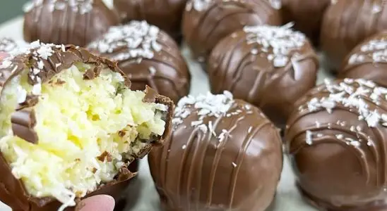 Bombom prestígio que não precisa de fogão e fica com uma textura incrível, ideal para você saborear um docinho caseiro sem ter nenhum trabalho 2 bombom prestígio