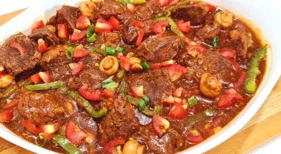 Carne cozida ao molho madeira: uma opção suculenta e sofisticada, ideal para servir como prato principal no Natal 1 carne cozida ao molho madeira