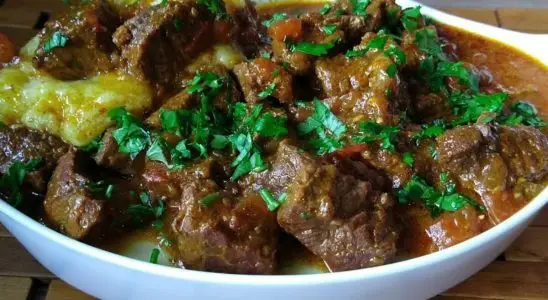 Carne de panela com polenta: aquele prato com sabor de comida de mãe para aquecer o seu almoço 1 carne de panela com polenta