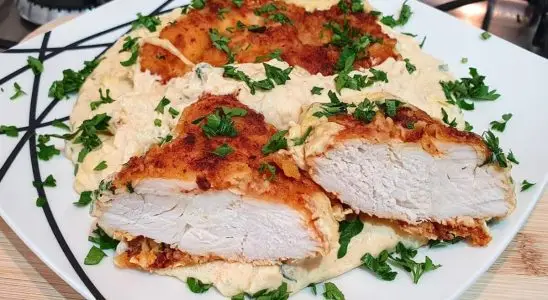 Filé de frango crocante: veja o segredo para deixar o frango bem crocante e servir com um molho de queijo irresistível 2 filé de frango crocante