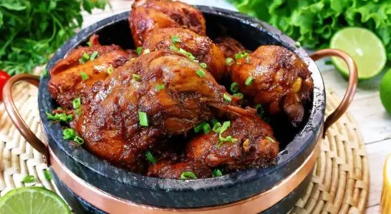 Frango mineiro com cebola queimada: aprenda como fazer essa receita famosa e suculenta 1 frango mineiro com cebola queimada