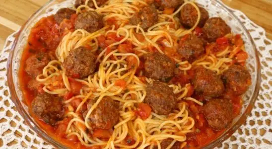 Macarrão com almôndegas caseiras ao molho de tomate suculento que a criançada vai adorar comer 2 macarrão com almôndegas