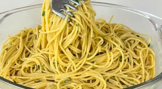 Como fazer o melhor macarrão ao alho e óleo da internet, que fica pronto em poucos minutos e é super temperado 4 macarrão ao alho e óleo