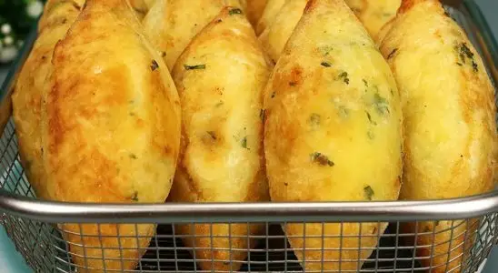 Massa de mandioca para salgado frito com apenas 4 ingredientes para o bolinho de aipim mais gostoso de todos 1 massa de mandioca para salgado frito