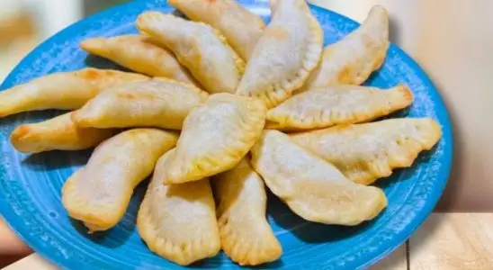 Receita de massa de pastel fácil feita com apenas dois ingredientes para você fritar e saborear em casa 4 massa de pastel