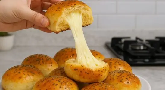 Pão recheado de queijo e presunto para fazer um lanche rapidinho que todos vão amar 1 pão recheado de queijo
