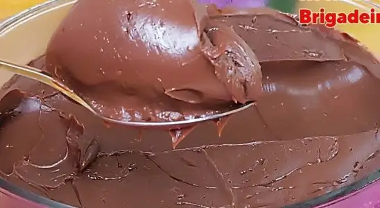 Recheio de brigadeiro com apenas três ingredientes que fica muito cremoso e estruturado para você usar em seus bolos ou comer de colher 3 recheio de brigadeiro