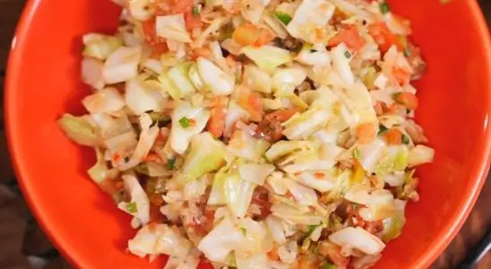 Repolho refogado simples, leve e cheio de sabor para ser o acompanhamento ideal da sua refeição 2 repolho refogado