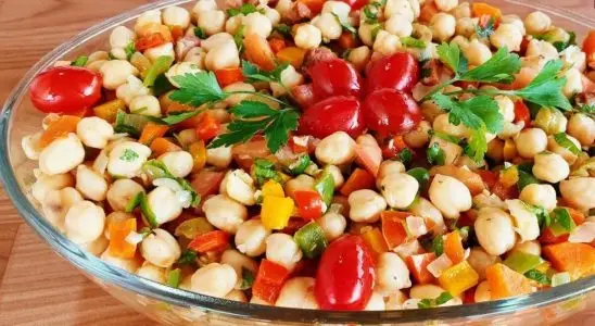 Salada de grão de bico refrescante e completa: aprenda o tempero secreto para servir como prato principal nos dias quentes 1 salada de grão de bico