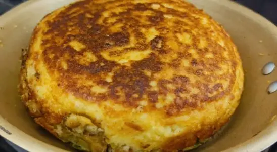 Torta de frigideira sem trigo misturando arroz, sardinha e ovo para um lanche ou jantar rápido 1 torta de frigideira sem trigo