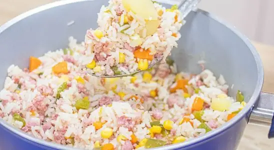 Arroz com linguiça toscana feito em uma única panela para você garantir um almoço rápido, suculento e cheio de sabor para toda a família 1 arroz com linguiça toscana