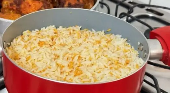 Arroz frito com alho bem soltinho e aromático para você dar um toque de restaurante naquela sobra de arroz de um jeito muito fácil 1 arroz frito com alho
