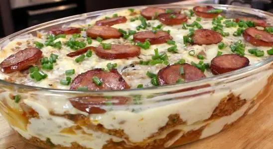 Batata recheada de forno gratinada e suculenta para servir como um acompanhamento irresistível ou prato principal 1 batata recheada de forno