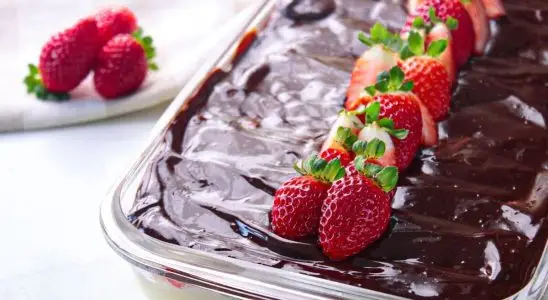 Bombom de morango na travessa com creme aveludado: a sobremesa perfeita para qualquer ocasião especial que derrete na boca 1 bombom de morango na travessa