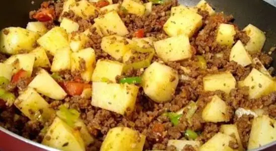 Carne moída com batatas: a opção de almoço simples, econômico e saboroso para o dia a dia 1 carne moída com batatas