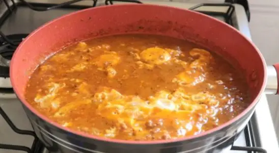 Carne moída com ovos: cozinhe os ovos direto no molho da carne para uma refeição prática e deliciosa 4 carne moída com ovos