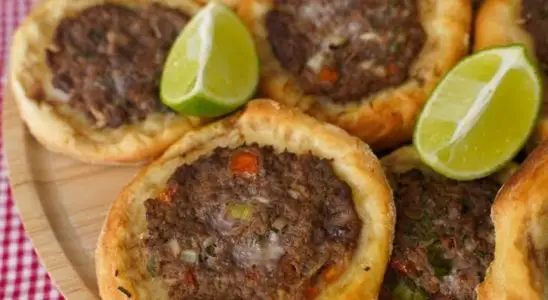 Como fazer esfiha aberta igual à de pizzaria, com massa fofinha e recheio suculento para a família 1 esfiha aberta