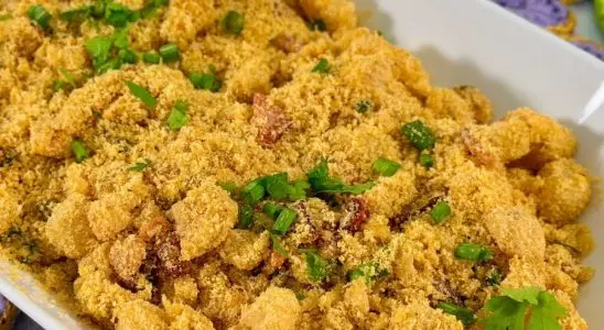 Farofa de abacaxi com bacon: o acompanhamento perfeito para o seu churrasco que mistura o doce da fruta com o salgado do bacon 1 farofa de abacaxi com bacon