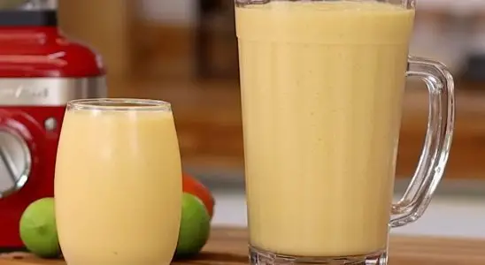 Receita de limonada alemã cremosa e refrescante, feita com o limão inteiro para um sabor surpreendente 1 limonada alemã