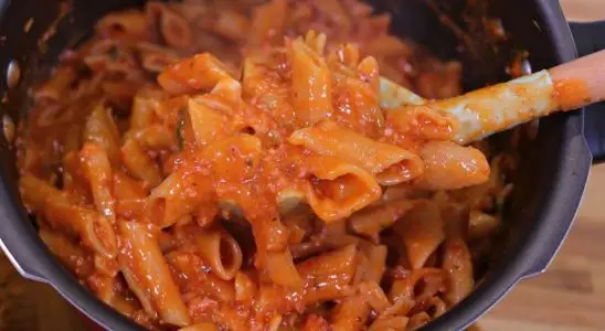 Macarrão de panela de pressão com molho cremoso: fica pronto bem rapidinho e todo mundo vai querer repetir o prato 4 macarrão de panela de pressão
