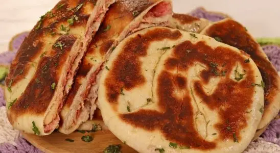 Pãozinho de frigideira prático e fofinho para um café da manhã rápido e sem complicações no dia a dia 1 pãozinho de frigideira