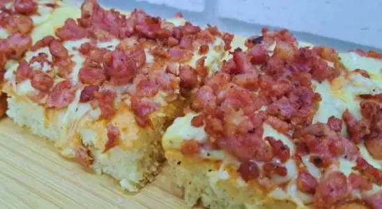 Pizza de linguiça com massa mole de liquidificador para você preparar um jantar rápido e gostoso 1 pizza de linguiça com massa mole