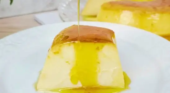 Pudim de iogurte natural: super cremoso e feito com apenas 3 ingredientes, a sobremesa leve ideal para o dia a dia 1 pudim de iogurte natural