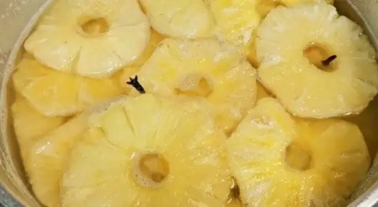 Abacaxi em calda caseiro, que é fácil e rápido, perfeito para saborear puro ou usar em bolos 2 Abacaxi em calda