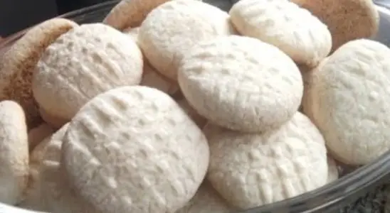 Bolachinha de polvilho doce que derrete na boca e fica pronta em minutos, ideal para o café 3 Bolachinha de polvilho