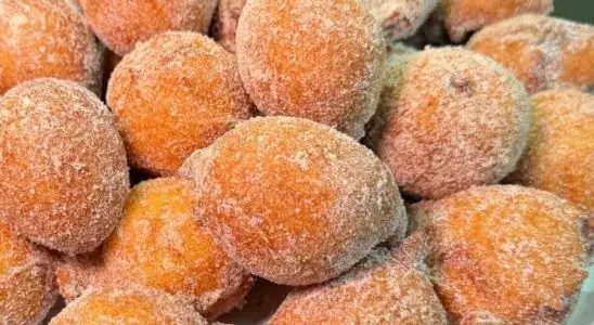 Bolinho de chuva macio e sequinho, que não fica cru por dentro e tem um gostinho de infância 3 Bolinho de chuva macio
