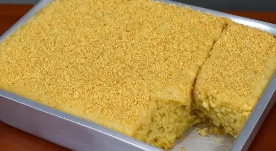 Bolo de amendoim fofinho com uma cobertura cremosa, perfeito para um café da tarde ainda mais especial 1 bolo de amendoim