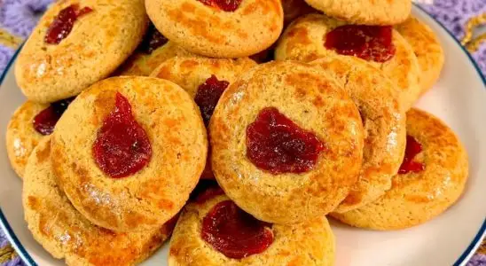 Broa de fubá que derrete na boca, que fica sequinha por fora e muito macia por dentro 4 Broa de fubá