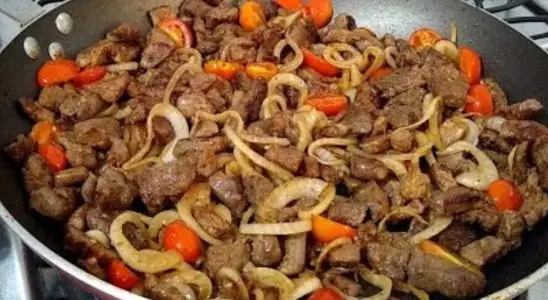 Carne acebolada em tirinhas, super prática, macia e suculenta para tornar o seu almoço digno de elogios 1 carne acebolada