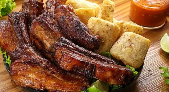 Costelinha mineira de boteco com mandioca, feita de um jeito diferente, que fica muito suculenta 2 Costelinha mineira de boteco