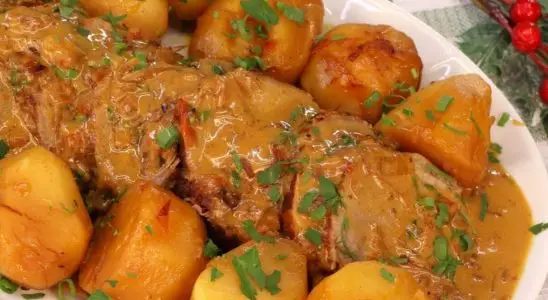 Lagarto ao molho com batatas, que fica muito suculento e macio, ideal para uma refeição especial 1 Lagarto ao molho com batatas