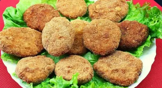 Nuggets de frango caseiros deliciosos, crocantes por fora e muito suculentos por dentro 2 Nuggets de frango