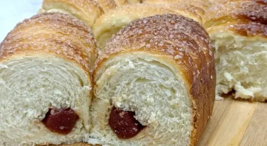 Pão doce com recheio de goiabada com uma massa fofinha e cheirosa, ideal para acompanhar um café 4 Pão doce com recheio de goiabada