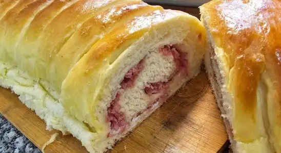 Pão recheado com calabresa, com uma massa leve e fofa e muito requeijão cremoso, ideal para o seu lanche 1 pão recheado com calabresa