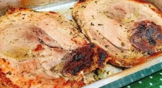 Pernil assado muito suculento e bem temperado, perfeito para brilhar nas suas comemorações especiais 3 pernil assado