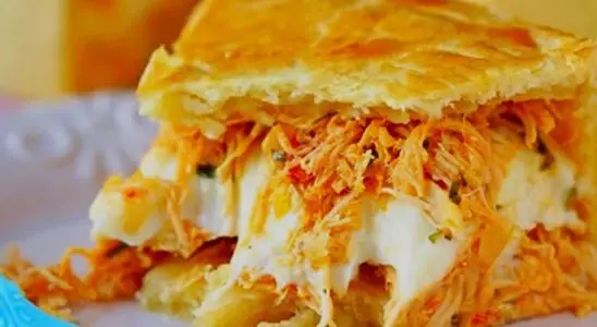Torta de frango com massa fofinha e recheio bem cremoso, para você fazer para a família e arrasar 3 Torta de frango