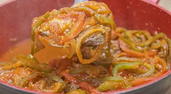 Bife ao molho: o segredo para deixar a carne muito macia e com um molho encorpado incrível 3 Bife ao molho