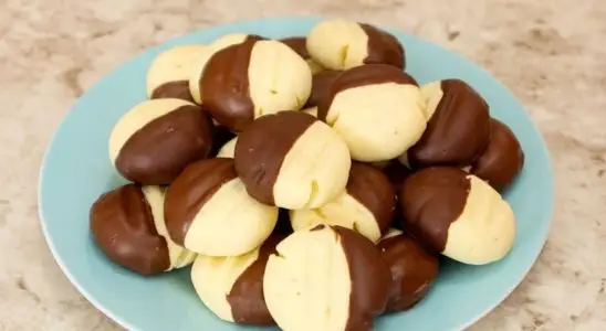 Biscoitinho com chocolate de padaria, uma delícia crocante que derrete na boca 1 Biscoitinho com chocolate de padaria