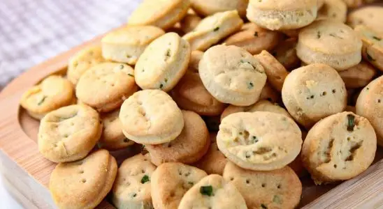 Biscoito salgado crocante, uma opção de petisco caseiro para você beliscar a qualquer hora do dia 1 Biscoito salgado crocante