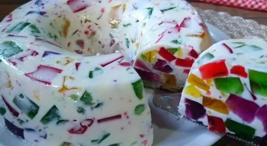 Gelatina colorida com creme especial, uma sobremesa linda que as crianças adoram 2 Gelatina colorida