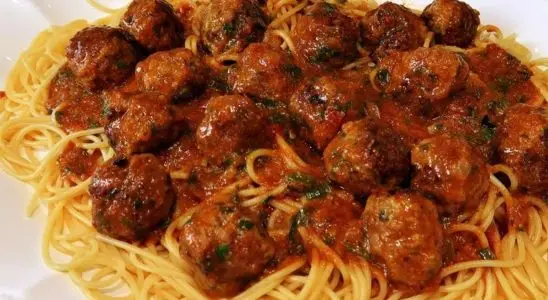 Macarrão com almôndegas, um prato clássico com um molho de tomates suculento e saboroso, ideal para o seu almoço 2 macarrão com almôndegas