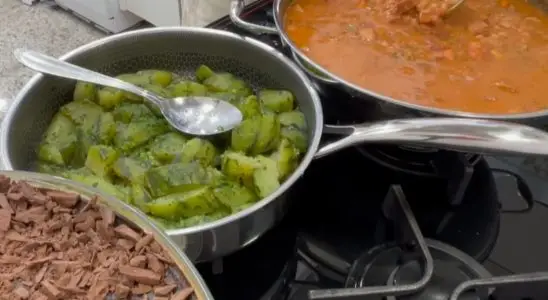 Refogado de chuchu muito bem temperadinho e suculento para você transformar esse legume em um acompanhamento de dar água na boca 1 refogado de chuchu