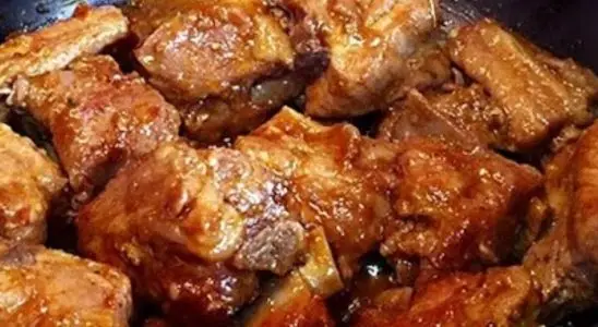 Costelinha de porco frita e muito suculenta, que fica com um sabor delicioso de lamber os dedos 1 Costelinha de porco frita